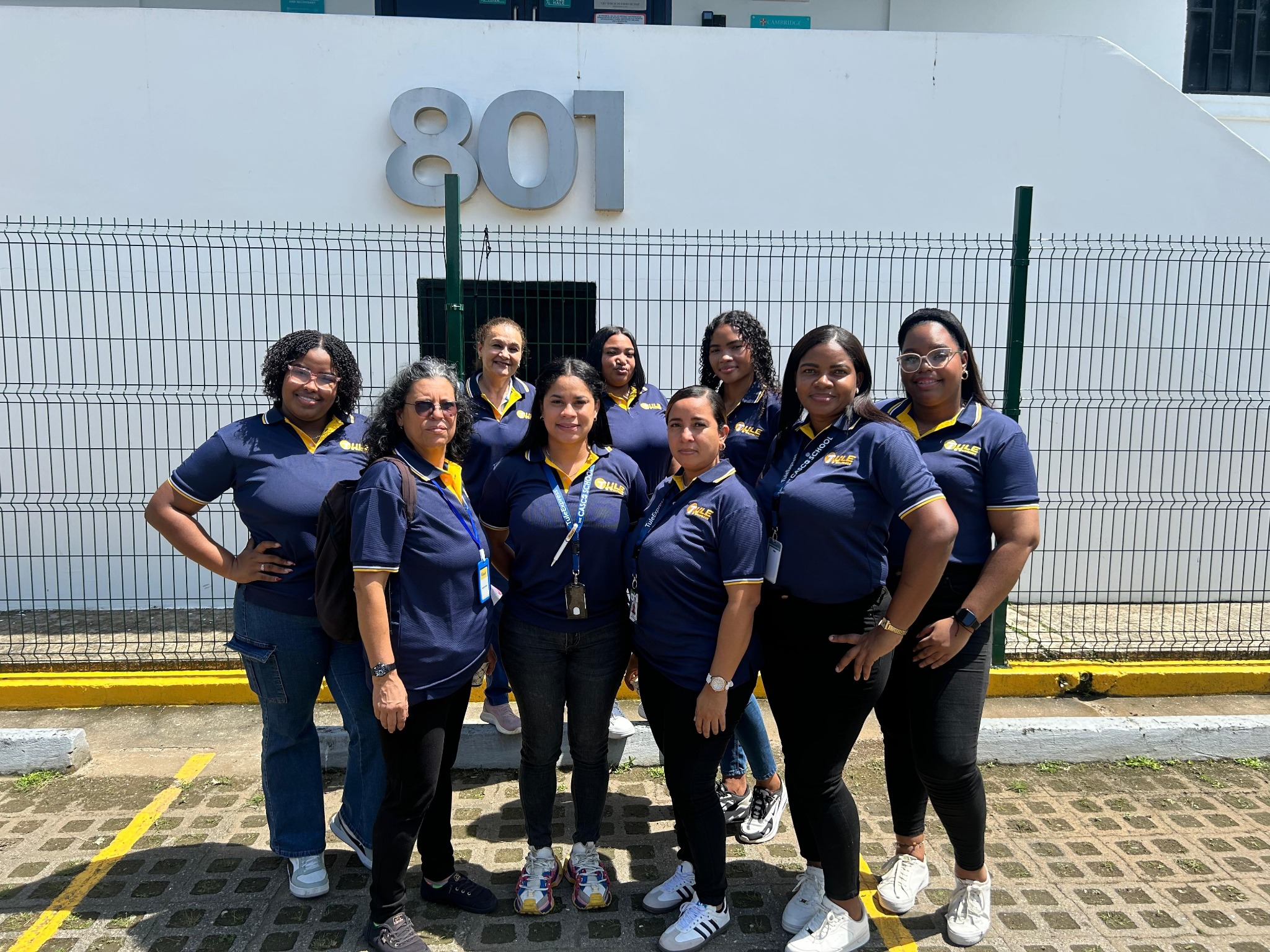 Equipo de Tule Express con polos azul marino y amarillo